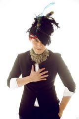 组图：严屹宽写真迷幻魅惑 气质宛如黑夜骑士