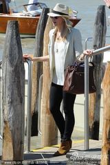 组图：威尼斯美裙盘点 休闲靓丽vs性感妖娆