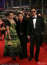 组图：王家卫携妻陈以靳亮相 与章子怡合影