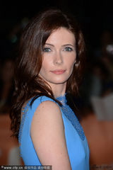 组图：《帕克兰医院》发布会 埃夫隆电眼迷人