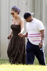 组图：玛丽亚凯莉头绑布条 现身《白宫管家》片场