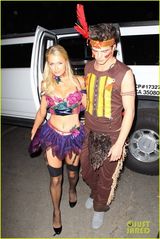 组图：帕里斯携男友现身派对 化身爆乳扑克牌女仆