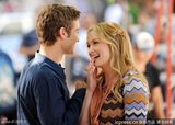 组图：《绯闻女孩》“Nate”切斯与凯莉片场激吻