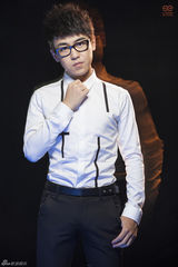 组图：刘心唱片写真曝光 衣着干练大展男人范儿