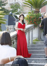 高清图：李冰冰受访换三套 白裙清纯随性红裙妩媚