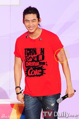 组图：2PM助威奥运 玉泽演手臂现伤痕