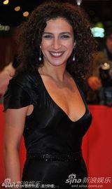 电影《口红》首映 女星Nataly娇艳夺目撅嘴吻导演