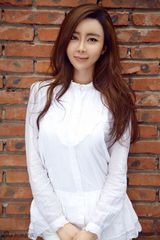 组图：孙雅纯白温婉写真 气质动人显清新