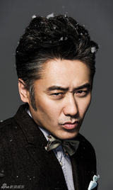 组图：吴秀波素黑展雪地浪漫 雅痞大叔静抚内心