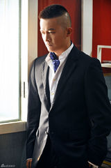 组图：杨志刚拍蓝色写真 意蕴宁静沉稳