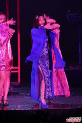 组图：幸田来未开唱变身蓝色妖姬 撅臀秀S曲线