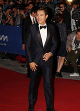 组图：李秉宪黑白装儒雅现身釜山红毯