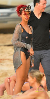 组图：蕾哈娜海边戏水被拍 穿露背比基尼秀纹身