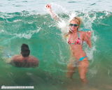 组图：希尔顿与男友鸳鸯浴 海滩戏水被搂蛮腰