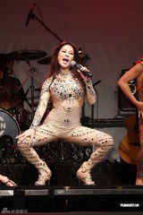 组图：温岚紧身战衣秀身材曲线 母亲节前夕温馨献唱