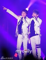 组图：韩国偶像组合神话15周年演唱会