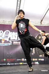 幻灯图：唐禹哲与彭于晏扮帅气选手大玩街舞