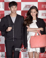 组图：baby俏丽赴韩会金秀贤 嘟嘴甜笑抛媚眼