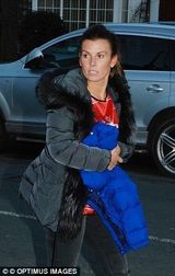 组图：曼联悍将妻为友人庆生 白纱黑裙大腿隐现