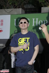 组图：何韵诗参与同志游行 父母支持下出柜