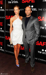 高清图：杰森-斯坦森新片首映 女友惠特莉助阵