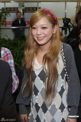 组图：日本歌星西野加奈抵台北 疯狂粉丝热情接机