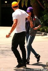 组图：准辣妈梅根-福克斯上围激增 穿平底鞋看球赛