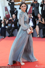 组图：评委伊朗女星法拉哈尼红毯吹泡泡