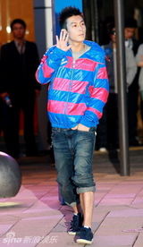 幻灯图：陈冠希北京搞怪代言 忙捞金不正面回应复出