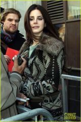 组图：打雷姐伦敦电台宣传 秋装素雅眼线撩人