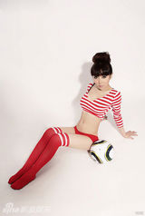 幻灯图：世界杯足球宝贝戴雪儿 上演性感功夫足球