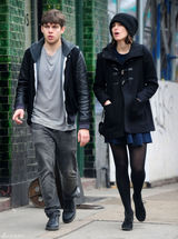 高清组图：凯拉-奈特利现身伦敦街头和男友亲密