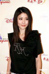 幻灯图集：陈慧琳不惧严寒秀美腿 带儿子畅游迪士尼