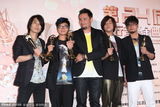 组图：猴子飞行员喜获最佳乐团奖 成员欢呼雀跃