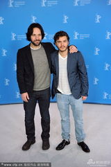 组图：《雪崩王子》发布 主演勾肩搭背哥俩好