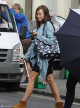 组图：娜奥米-沃茨为《戴安娜》染黑发 美丽依旧