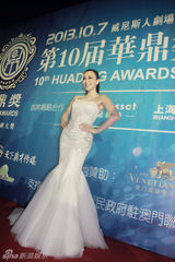 组图：钟丽缇光彩闪耀华鼎奖 拖地长裙雍容华贵