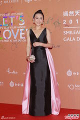 群星闪耀嫣然基金晚宴 王菲旗袍装与李亚鹏恩爱