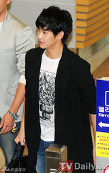 组图：金秀贤赴日宣传《月亮怀抱太阳》