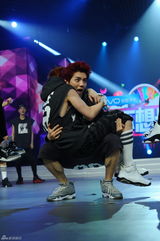 组图：韩国组合EXO亮相快本 边伯贤压倒kris