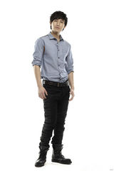 组图：成毅儒雅气质搭配牛仔新派写真