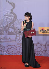 组图：王珞丹获最佳女配角后台亲吻金鸡