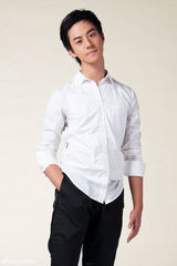 组图：赵文浩拍白色衬衫写真先秀气