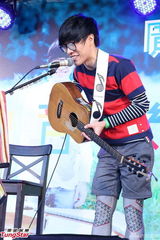 组图：卢广仲开唱忘词 High到撞牙缺角