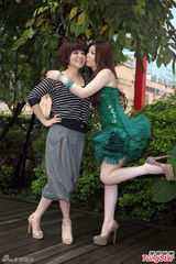 组图：黄思婷短裙秀身材 王彩桦乐当贴身媒婆