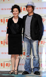 组图：严正花等出席新片《妈妈》媒体首映