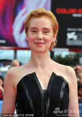 组图：《背叛》首映 两女星极尽妖娆红毯斗艳