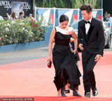 组图：金基德《圣殇》首映 赵敏秀性感长裙秀香肩