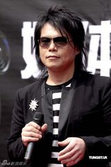 幻灯图：伍佰北京开唱 自诩“金刚狼”与蔡依林共舞