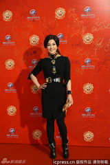 组图：刘晓庆黑裙亮相红毯 别致装饰束腰显干练